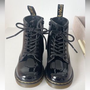 DR. MARTEN Patent leather boots for child.